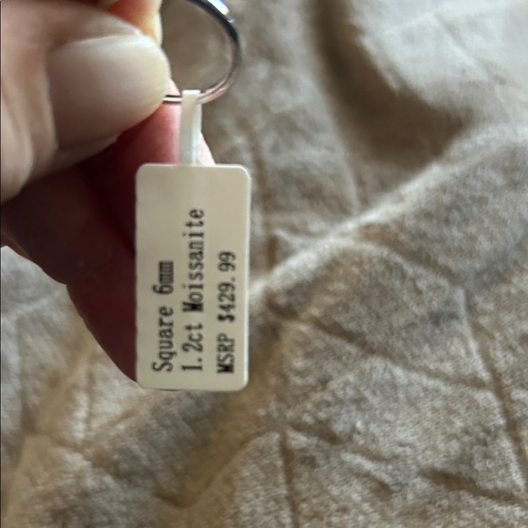 Dazzling Silver moissanite Women's Ring with Clear Gemstone - Picture 2 of 3